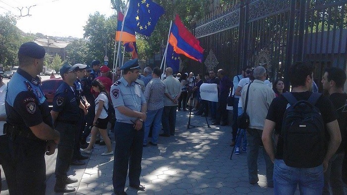 La acción de protesta contra Rusia en Ereván  Fotos, Video en directo 